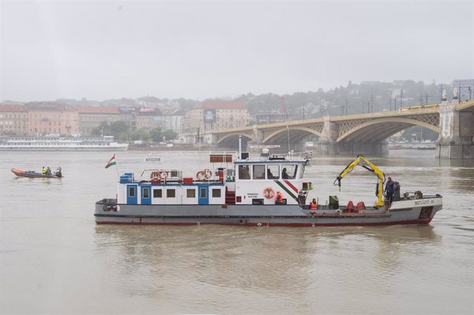 Tourist boat sinks on Danube