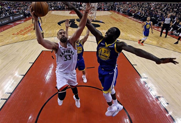 Baloncesto/NBA.- (Crónica) Los Raptors golpean primero a los Warriors con un gran Marc Gasol