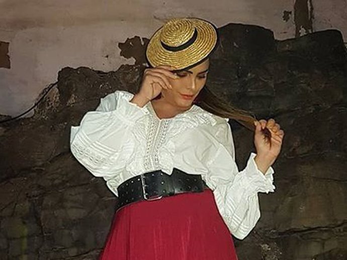 Amor Romeira vuelve a luchar contra las críticas tras su atuendo en el Día de Canarias