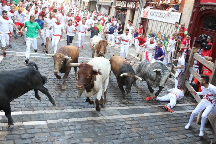 Tercer encierro de Sanfermines con toros de Cebada Gago. Curva de Mercaderes.