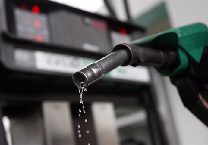 Economía.- El precio de la gasolina y del gasóleo sube hasta un 1,8% en pleno puente de Mayo 