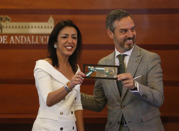 Bravo entrega en el Parlamento el Presupuesto de 2019 defendiendo que son las cuentas "de todos los andaluces"