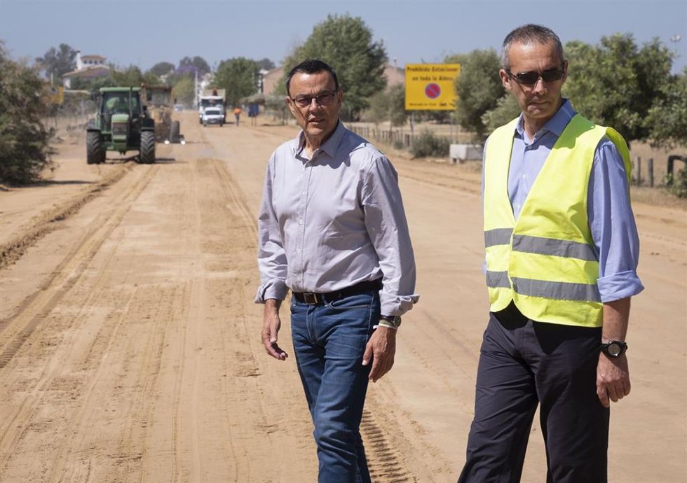 Huelva.- Caraballo visita en El Rocío algunos de los caminos que la Diputación está arreglando para la romería