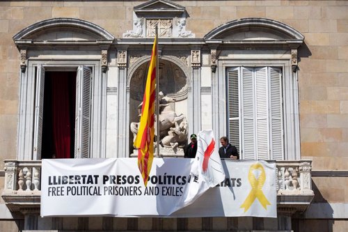 Retiran pancartas y lazos blancos del palacio de la Generalitat