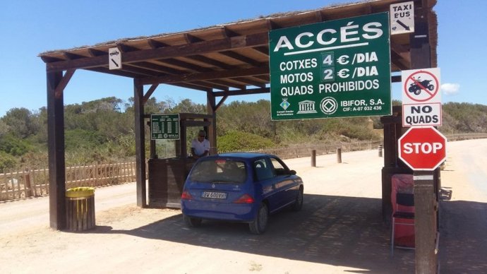 El control de acceso de coches al Parque Natural de Ses Salines empieza este lunes