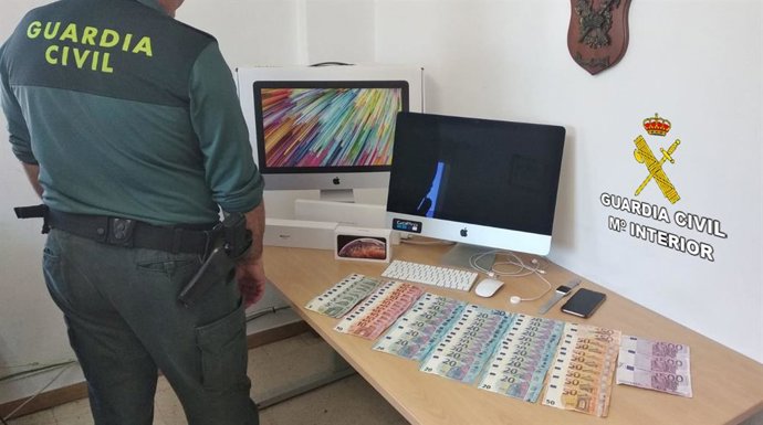 Detenido un joven empleado de una gasolinera en O Val Miñor acusado de quedarse con parte de la recaudación