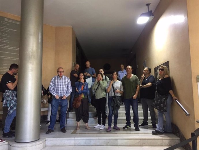 Funcionaris de presons ocupen el vestíbul de la Conselleria de Justícia per la falta de personal