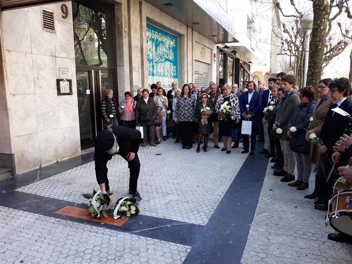 San Sebastián coloca en la Avenida de la Libertad las primeras cuatro placas en memoria de víctimas del terrorismo