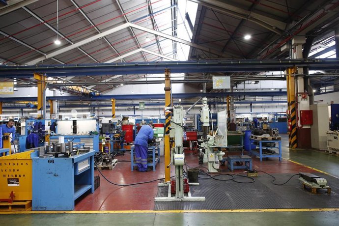 El candidato del PSOE a la Comunidad de Madrid, Ángel Gabilondo, visita el Centro de Control de Metro