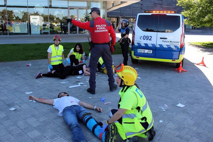 Más de un centenar de personas participa en un simulacro de atención sanitaria en la Biblioteca de Navarra