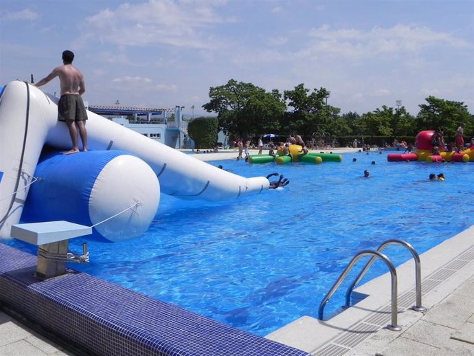 Juegos hinchables y fiesta acuática en una piscina de Huesca