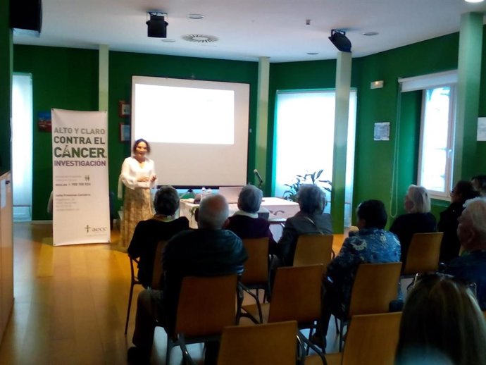 El Colegio de Farmacéuticos organiza una conferencia sobre el tabaquismo