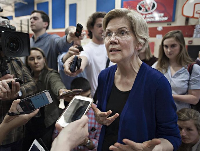 Elizabeth Warren campaigns in Iowa