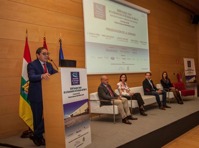 Más de 100 cirujanos del