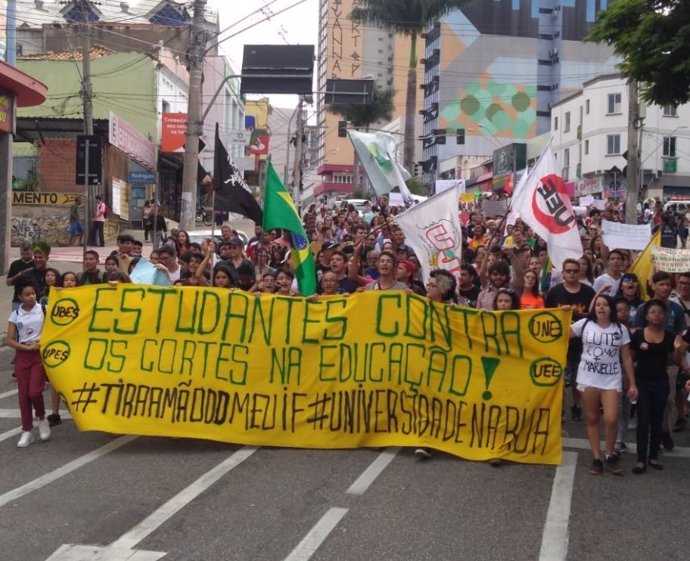 Miles de estudiantes y profesores se manifiestan en Brasil contra los recortes educativos del Gobierno de Bolsonaro