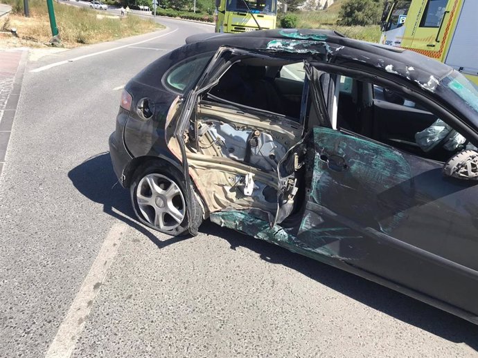 Cádiz.- Sucesos.- Bomberos rescatan a un menor atrapado en un accidente de tráfico en Chiclana