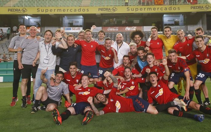 Los futbolistas del CA Osasuna celebran su título de campeones en Segunda División.