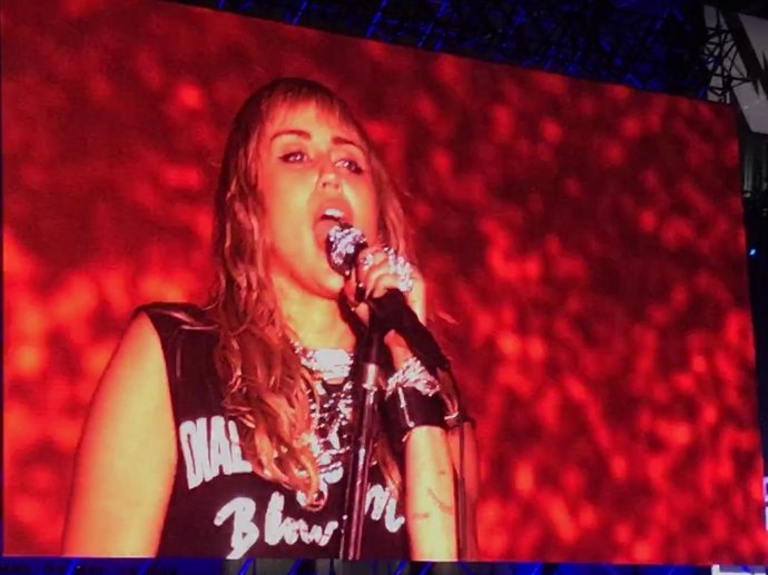 Miley Cyrus convierte el Primavera Sound en una discoteca al aire libre