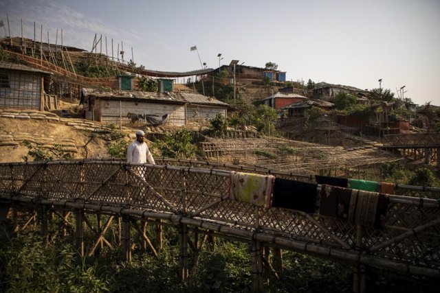Los hombres que luchan contra la violencia sexual en los campos de refugiados rohingyas