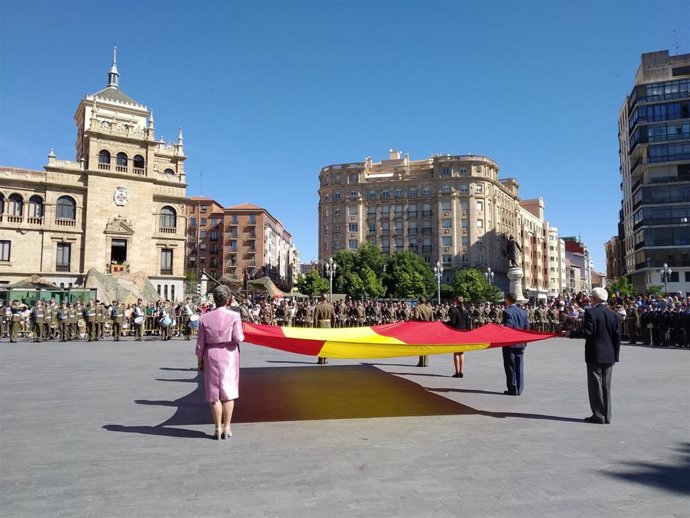 Izado de bandera, exposición de materiales o demostraciones caninas, actos del Día de las Fuerzas Armadas en Valladolid