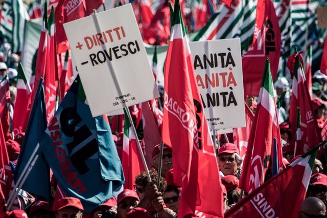 Italia.- Miles de jubilados se manifiestan en Roma contra el recorte de la revalorización de las pensiones