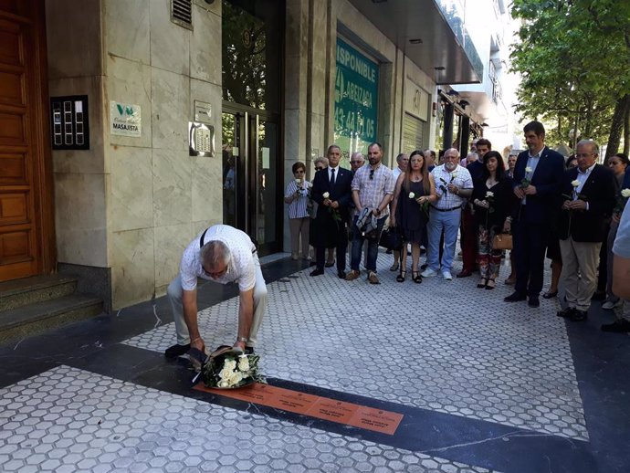 San Sebastián coloca una nueva placa memorial en recuerdo del escolta Alfredo García, asesinado por ETA en 1976
