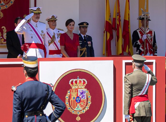 Llos Reyes de España presiden la parada militar y el desfile con motivo del Día de las Fuerzas Armadas