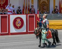 El desfile militar hace a Sevilla "plaza de armas de España" con tropas, tanques, cazas y el "cariño" del público