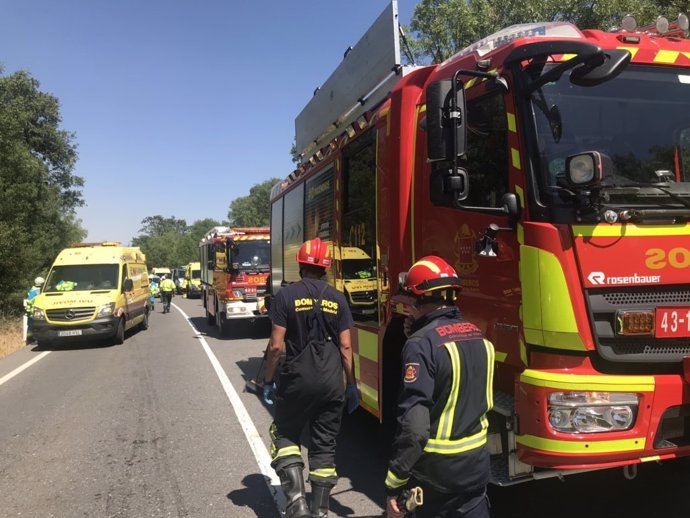 Sucesos.- Seis heridos, uno de ellos grave, tras sufrir un accidente de tráfico frontal en San Lorenzo de El Escorial