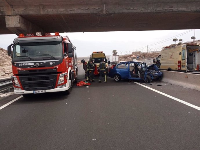 Sucesos.- Dos mujeres resultan heridas, una grave, en un accidente de tráfico en la autopista del sur (Tenerife)