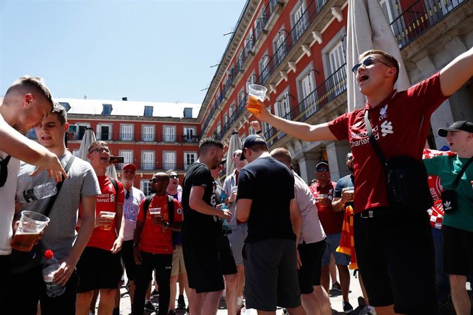 Aficionados del Liverpool y del Tottenham se dan cita en Madrid en la víspera de la final de la Liga de Campeones