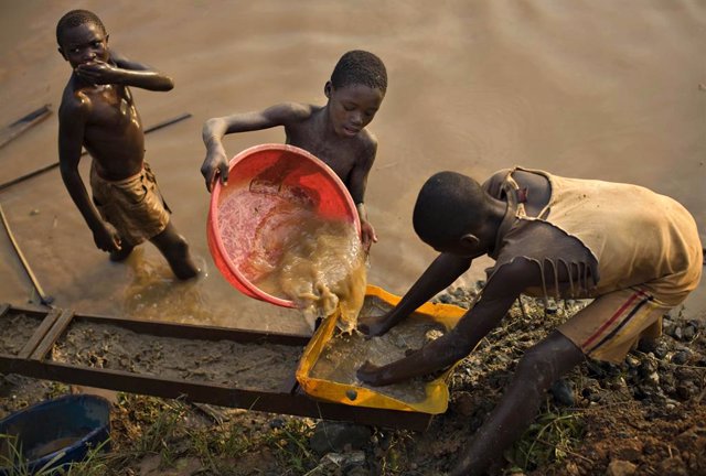 Niños buscan oro en un río en el este de RDC