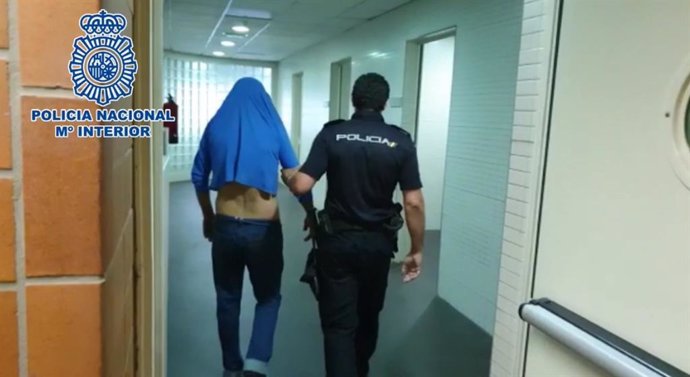 Nota De Prensa:" La Policía Nacional Ha Detenido A Un Hombre Por Cometer Dos Robos Con Violencia En La Ciudad De Alicante "