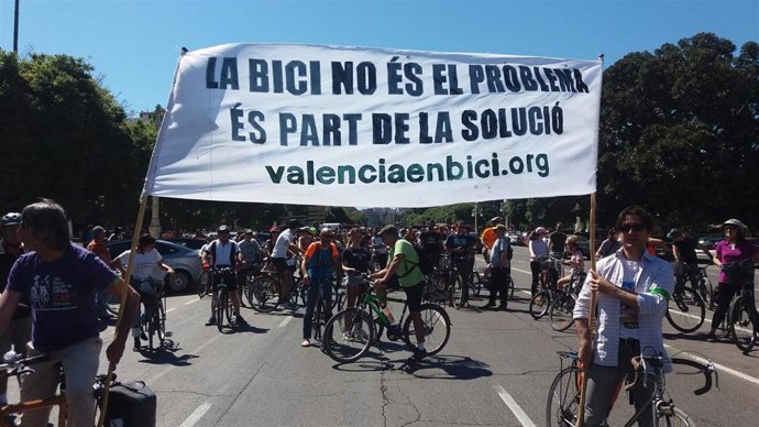 Valencia.- Una 'bicifestación' recorre el centro de Valncia para reivindicar la bici y "hacer una ciudad más saludable"