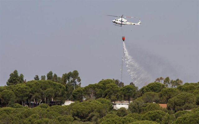 Huelva.- Sucesos.- Estabilizado el incendio de Beas, en el que siguen trabajando más de 100 bomberos