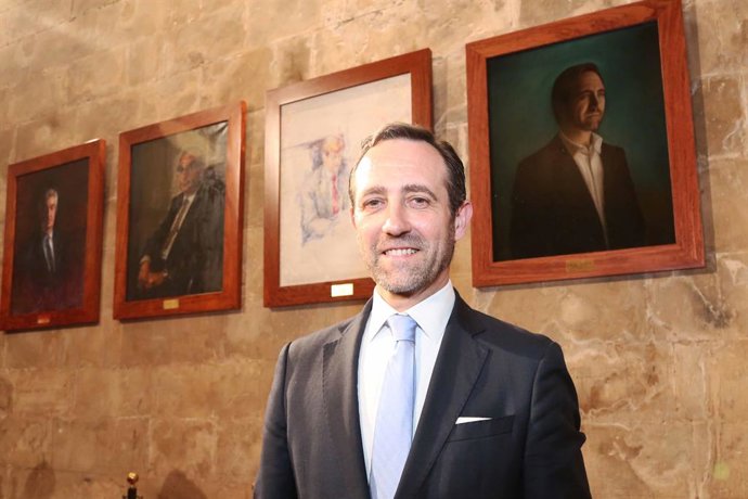 Santiago diu que Bauzá "no s'acull als requisits" per a no estar al capdavant de la seva farmcia