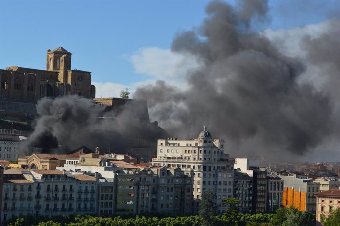 Successos.- L'incendi en un pati interior de Lleida causa una gran columna de fum