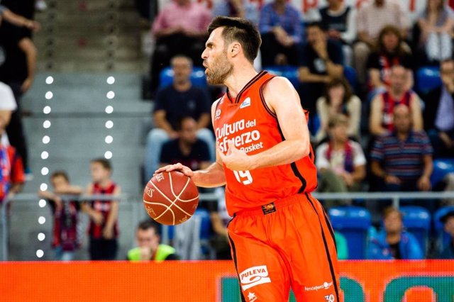 Fernando San Emeterio, durante un partido con el Valencia Basket.