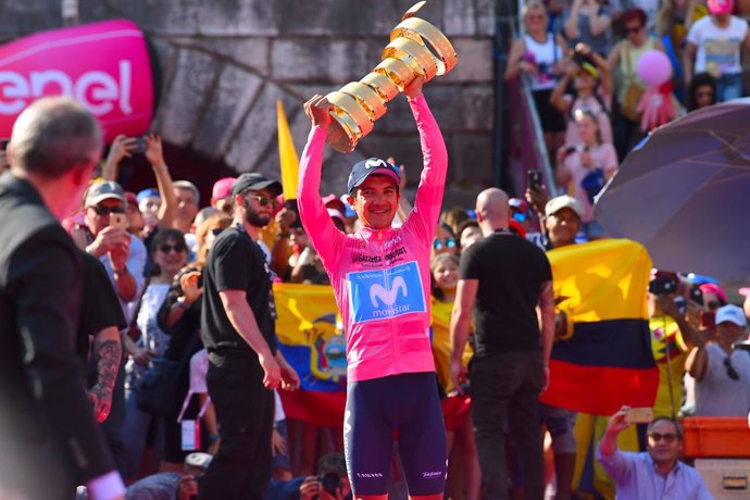 El ciclista ecuatoriano Richard Carapaz (Movistar Team), tres proclamarse campeón del 102 Giro de Italia.
