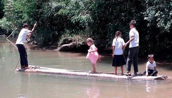 Niños colombianos tienen que cruzar un río lleno de caimanes para ir al colegio