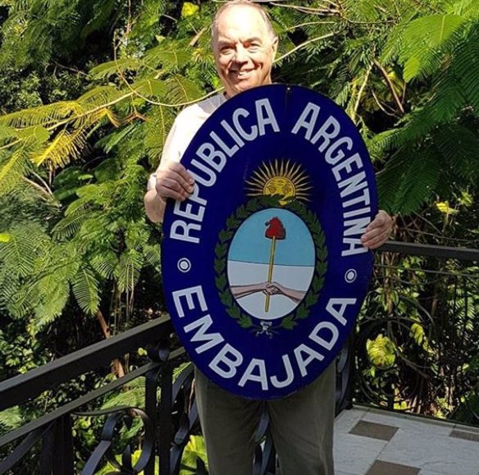 Tachan de "nazi" a un embajador argentino por un controvertido tuit