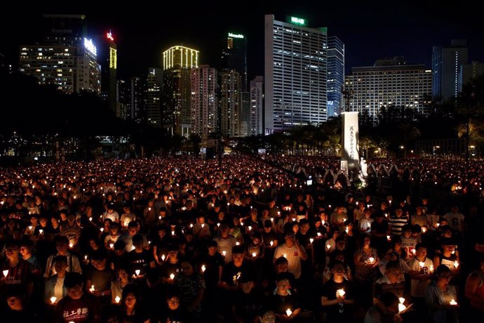 Vigilia con velas en Hong Kong en el 27 aniversario de Tiananmen