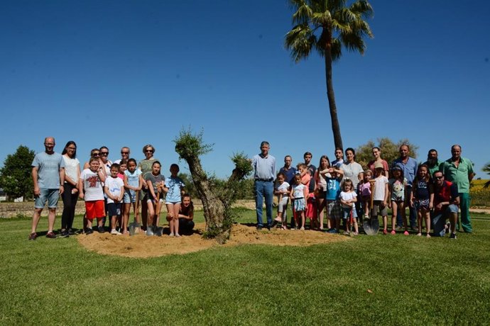 Huelva.- Palos demuestra ser "un pueblo comprometido con el Medio Ambiente" con la plantación de seis árboles