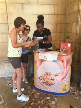 Cort acoge un punto móvil de información turística para dar apoyo a las oficinas del sector durante la temporada alta