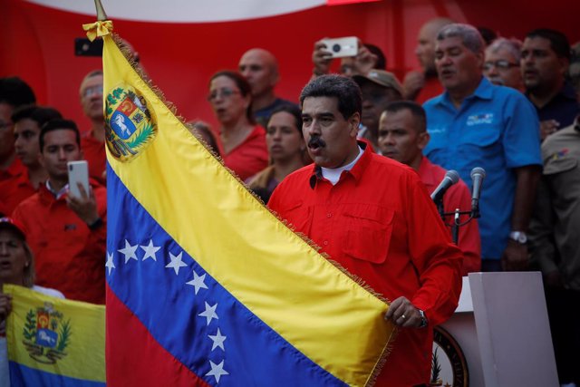 Los seguidores de Nicolás Maduro celebran en las calles caraqueñas el primer aniversario de su reelección