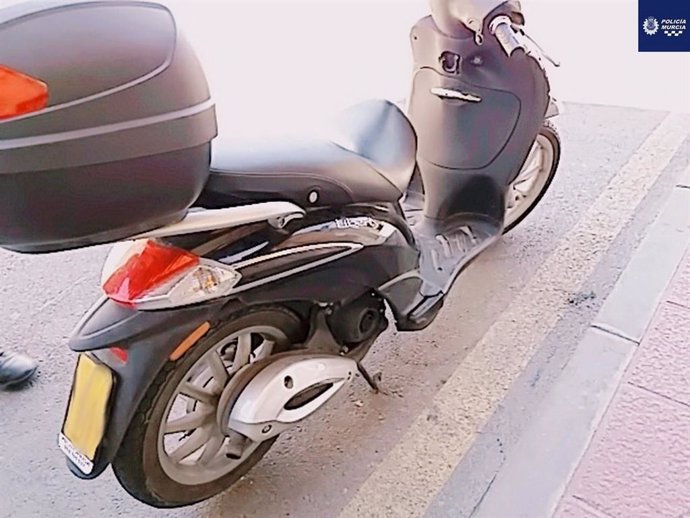 Sucesos.- Identificado un menor de 16 años en Murcia por conducir una moto robada en dirección prohibida y sin casco