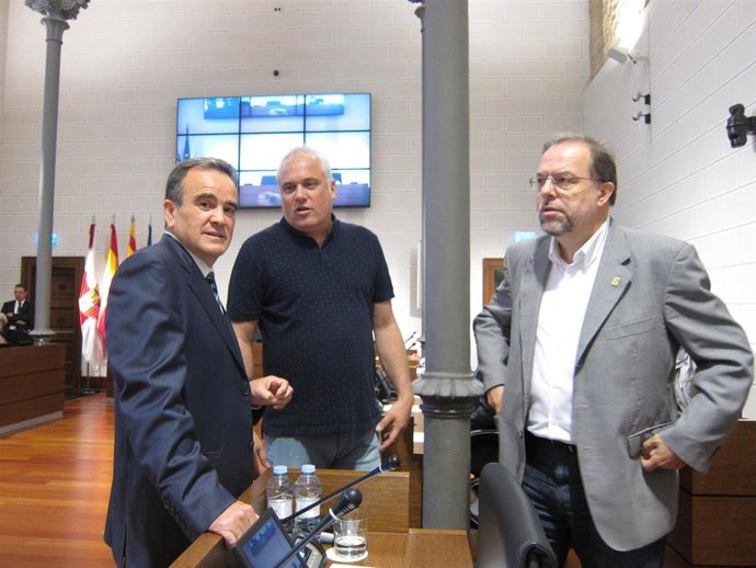 Sánchez Quero, Miramón y Fuster hablando antes del pleno de la DPZ