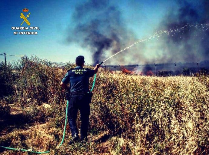 Huelva.-Sucesos.- La Guardia Civil rescata una mujer de un incendio en una finca en Gibraleón