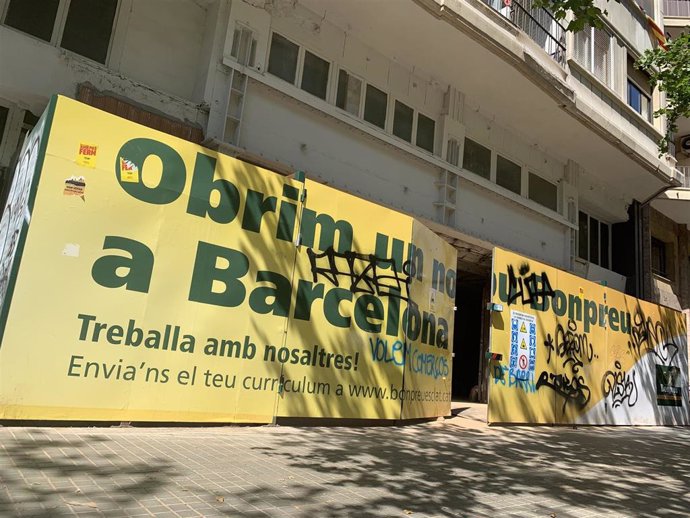 Retiran el tejado con amianto del Cine Urgell de Barcelona bajo control de Ayuntamiento y vecinos
