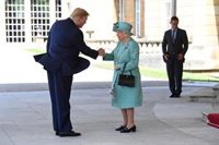 Isabel II recibe a Trump en el Palacio de Buckingham en el arranque de su visita de Estado